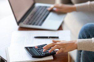 woman using online settlement calculator