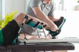 doctor evaluating a patient's knee injury